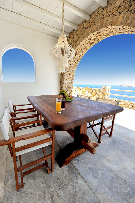 Terrace dining under the arch